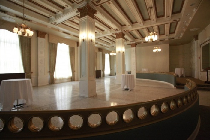 Những bàn ăn được bố trí trên tầng lầu giúp thực khách phóng tầm mắt quan sát thành phố New York Những bàn ăn được bố trí trên tầng lầu giúp thực khách phóng tầm mắt quan sát thành phố New York