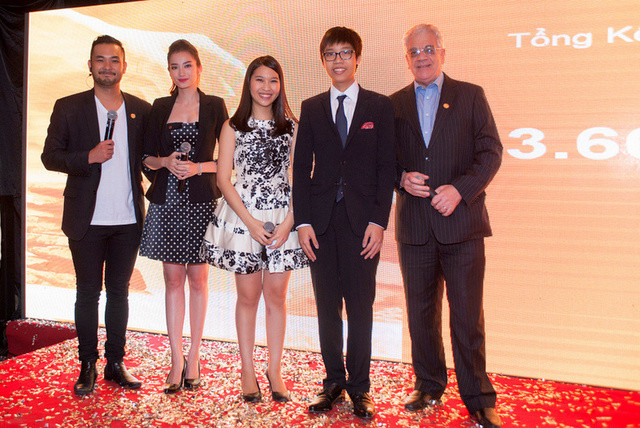 Trúc Diễm, Petey Nguyễn cùng các thành viên sáng lập quỹ tại Việt Nam.