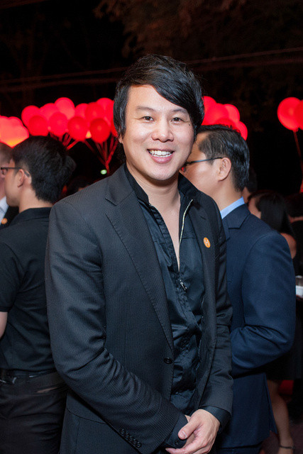 Thanh Bùi cũng tham gia sự kiện này. Vị HLV của The Voice Kids vừa gây xôn xao với đám cưới cùng 'ái nữ' đại gia. Vợ anh - Trương Huệ Vân, cháu gái của doanh nhân Trương Mỹ Lan, Chủ tịch Hội đồng thành viên Công ty TNHH Vạn Thịnh Phát - đơn vị sở hữu nhiều nhà hàng, khách sạn, cao ốc văn phòng, căn hộ như khách sạn thương mại An Đông, cao ốc căn hộ cao cấp Sherwood Residence... và mới đây là tòa nhà 40 tầng Times Square ở trung tâm Sài Gòn - nơi diễn ra đám cưới của cô với Thanh Bùi.