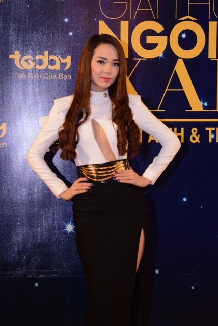 Minh Hằng diện váy xẻ cách điệu ở phần ngực vô cùng gợi cảm