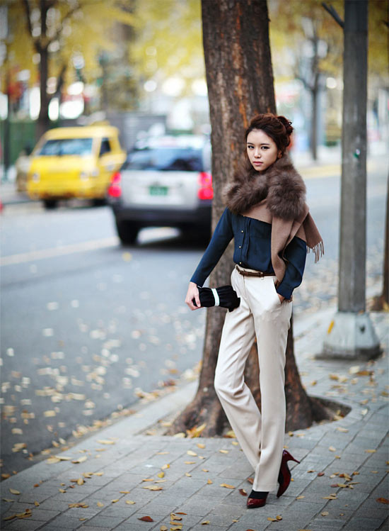 Khoác thêm chiếc khăn lông, bạn trông sẽ nổi bật như một quý cô chốn công sở. Khoác thêm chiếc khăn lông, bạn trông sẽ nổi bật như một quý cô chốn công sở.