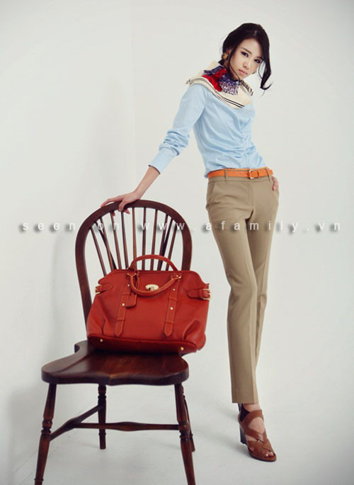 Tạo điểm nhấn ở vòng eo cùng chiếc thắt lưng cùng tông với phụ kiện để những chiếc quần âu bạn mặc bớt đi vẻ nhàm chán. Tạo điểm nhấn ở vòng eo cùng chiếc thắt lưng cùng tông với phụ kiện để những chiếc quần âu bạn mặc bớt đi vẻ nhàm chán.