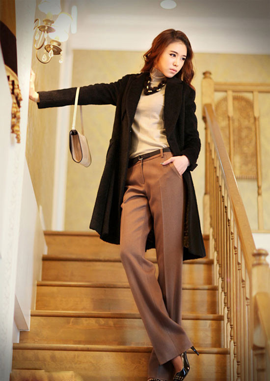 Áo măng tô dài, quần âu ống suông kết hợp với ví cầm tay cùng màu trang phục. Điểm nhấn chính là chiếc thắt lưng màu đậm, giầy cao gót tán kim loại, khăn quàng và màu móng tay cùng tông. Bạn giống như một quý cô công sở sành điệu, không ai còn chú ý đến khuyết điểm trên cơ thể của bạn nữa. Áo măng tô dài, quần âu ống suông kết hợp với ví cầm tay cùng màu trang phục. Điểm nhấn chính là chiếc thắt lưng màu đậm, giầy cao gót tán kim loại, khăn quàng và màu móng tay cùng tông. Bạn giống như một quý cô công sở sành điệu, không ai còn chú ý đến khuyết điểm trên cơ thể của bạn nữa.