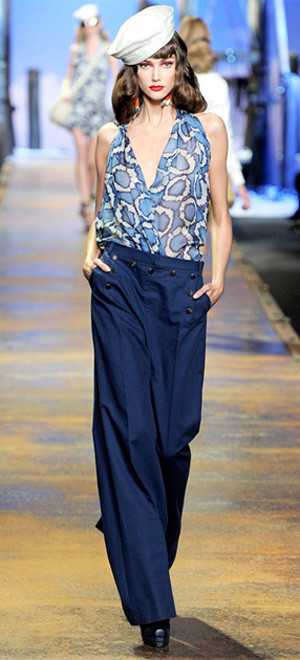 Kiểu quần ống thật rộng ,suông, với những độ dài ngắn khác nhau, thường là có chiều dài chưa tới mắt cá chân hoặc chùm qua phần gót giầy, sẽ giúp bạn mang hơi thở vintage tới nơi công sở. Kiểu quần ống thật rộng ,suông, với những độ dài ngắn khác nhau, thường là có chiều dài chưa tới mắt cá chân hoặc chùm qua phần gót giầy, sẽ giúp bạn mang hơi thở vintage tới nơi công sở.