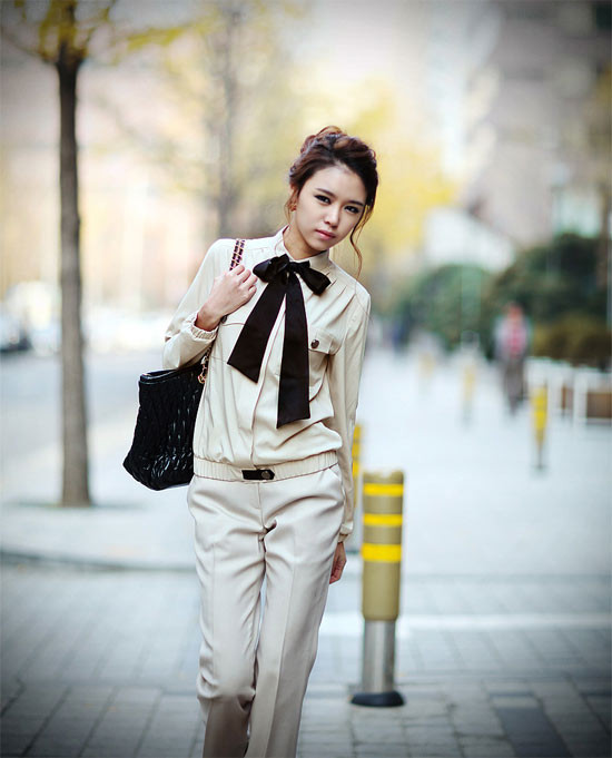 Hoặc bạn cũng có thể ăn gian thêm chiều cao, với những chiếc quần âu phủ dài qua gót chân. Hoặc bạn cũng có thể ăn gian thêm chiều cao, với những chiếc quần âu phủ dài qua gót chân.