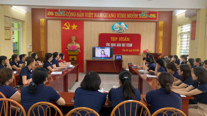 Cô Lê Bích Hồng trong buổi tập huấn từ xa về STEAM cho các giáo viên tại một trường mầm non (Ảnh: NVCC). z5182939259545_af3c324c67e97cdcb612e0c6f2c9d3b7.jpg