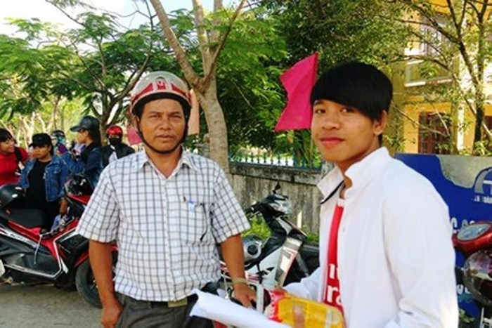 Thí sinh Hồ Ngọc Tú (đội mũ bảo hiểm) lần thứ 2 dự thi trung học phổ thông quốc gia Thí sinh Hồ Ngọc Tú (đội mũ bảo hiểm) lần thứ 2 dự thi trung học phổ thông quốc gia