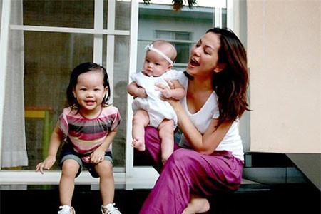 Siêu mẫu Ngọc Thúy và 2 cô con gái chung với chồng cũ. Siêu mẫu Ngọc Thúy và 2 cô con gái chung với chồng cũ.