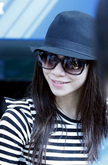 Hồ Ngọc Hà hào hứng khi sắp xếp được 1 ngày chủ nhật thảnh thơi bên gia đình: “Trong sâu thẳm là tình yêu vô điều kiện với gia đình...nhưng có nhiều khi vẫn phải hành xử công bằng,rõ ràng giữa sai và đúng để mọi người nhìn nhận giải quyết vấn đề...mình không thuộc nhóm máu ABCD...Mình thuộc loại nóng máu...nhưng công nhận cứ thật, thẳng ,thương là vấn đề không còn khó giải. P/s:Chủ nhật bên gia đình hiếm hoi dịp cuối năm”. Hồ Ngọc Hà hào hứng khi sắp xếp được 1 ngày chủ nhật thảnh thơi bên gia đình: “Trong sâu thẳm là tình yêu vô điều kiện với gia đình...nhưng có nhiều khi vẫn phải hành xử công bằng,rõ ràng giữa sai và đúng để mọi người nhìn nhận giải quyết vấn đề...mình không thuộc nhóm máu ABCD...Mình thuộc loại nóng máu...nhưng công nhận cứ thật, thẳng ,thương là vấn đề không còn khó giải. P/s:Chủ nhật bên gia đình hiếm hoi dịp cuối năm”.