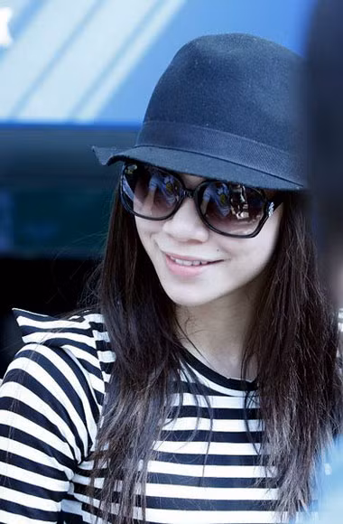 Hồ Ngọc Hà hào hứng khi sắp xếp được 1 ngày chủ nhật thảnh thơi bên gia đình: “Trong sâu thẳm là tình yêu vô điều kiện với gia đình...nhưng có nhiều khi vẫn phải hành xử công bằng,rõ ràng giữa sai và đúng để mọi người nhìn nhận giải quyết vấn đề...mình không thuộc nhóm máu ABCD...Mình thuộc loại nóng máu...nhưng công nhận cứ thật, thẳng ,thương là vấn đề không còn khó giải. P/s:Chủ nhật bên gia đình hiếm hoi dịp cuối năm”. Hồ Ngọc Hà hào hứng khi sắp xếp được 1 ngày chủ nhật thảnh thơi bên gia đình: “Trong sâu thẳm là tình yêu vô điều kiện với gia đình...nhưng có nhiều khi vẫn phải hành xử công bằng,rõ ràng giữa sai và đúng để mọi người nhìn nhận giải quyết vấn đề...mình không thuộc nhóm máu ABCD...Mình thuộc loại nóng máu...nhưng công nhận cứ thật, thẳng ,thương là vấn đề không còn khó giải. P/s:Chủ nhật bên gia đình hiếm hoi dịp cuối năm”.