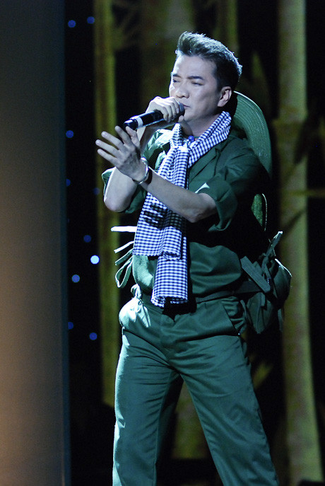 Đàm Vĩnh Hưng thể hiện ca khúc Chiếc vòng cầu hôn trên sân khấu Bài hát yêu thích. Đàm Vĩnh Hưng thể hiện ca khúc Chiếc vòng cầu hôn trên sân khấu Bài hát yêu thích.