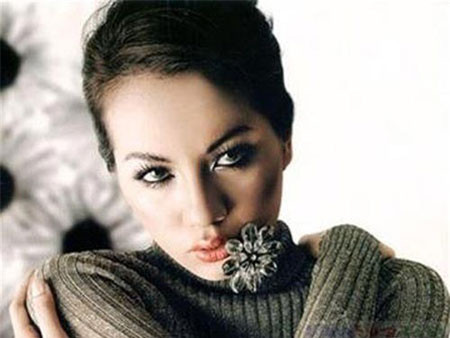 Siêu mẫu Ngọc Thúy đã từng gọi cảnh sát đuổi cha mẹ ra khỏi nhà. Siêu mẫu Ngọc Thúy đã từng gọi cảnh sát đuổi cha mẹ ra khỏi nhà.