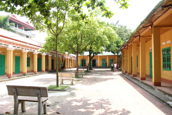 Khuôn viên sân trường được cải tạo lại sạch sẽ, thoáng đãng. Hầu hết những hạng mục xuống cấp được nhà trường nâng cấp, hoàn thiện xong từ ngày 6/5/2021. Ảnh: Trung Dũng