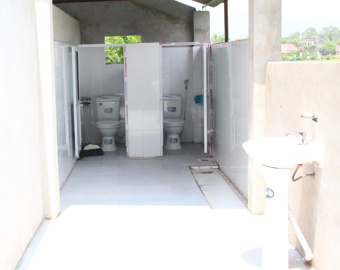 Khu vệ sinh cả nam và nữ đều được tôn tạo, lắp thiết bị mới. Ảnh: Trung Dũng