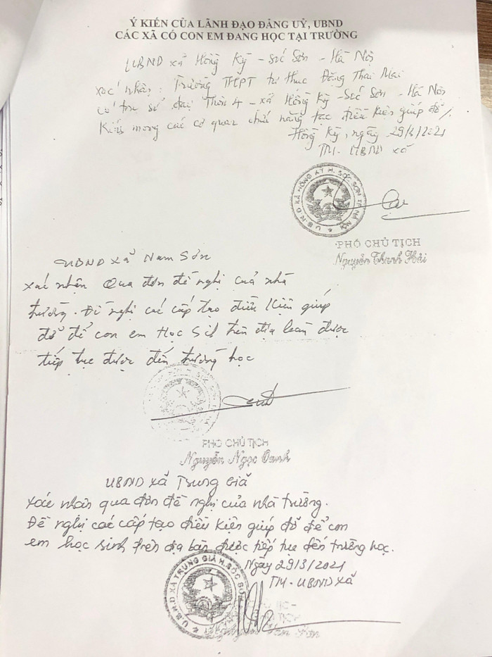 Lãnh đạo các xã trên địa bàn đóng dấu xác nhận và mong các cấp tạo điều kiện cho trường Đặng Thai Mai. Ảnh: Trung Dũng