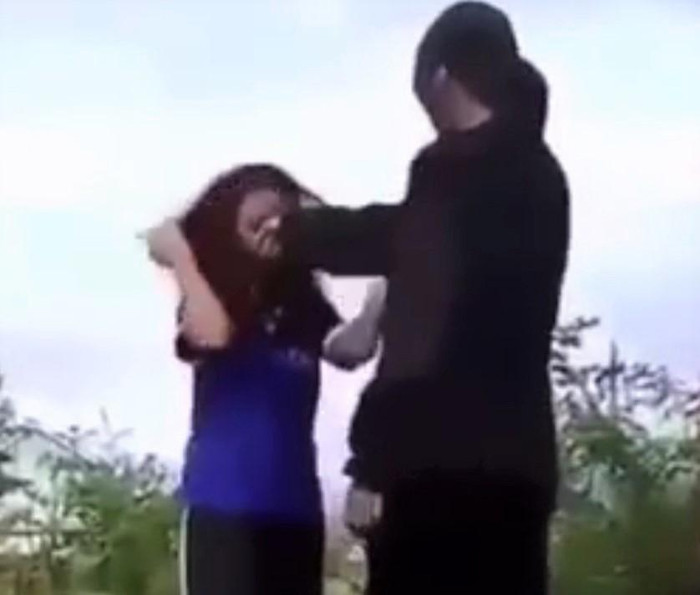 Vụ việc nữ sinh đánh bạn chảy máu đầu vừa mới xảy ra tại Trường trung học cơ sở Lộc Thủy. Ảnh cắt từ clip. Vụ việc nữ sinh đánh bạn chảy máu đầu vừa mới xảy ra tại Trường trung học cơ sở Lộc Thủy. Ảnh cắt từ clip.