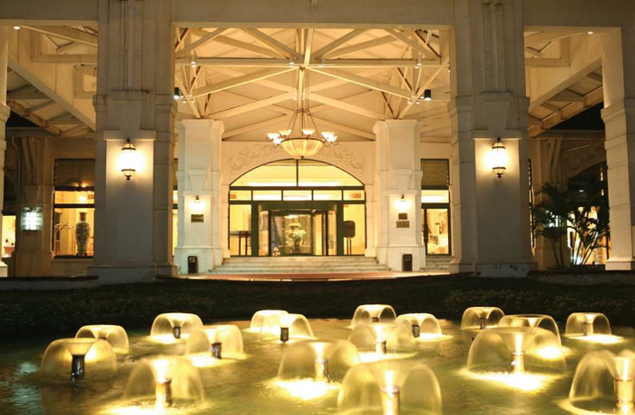 Khách sạn Daewoo - đây từng là nơi các nguyên thủ quốc gia từng lui tới nghỉ ngơi, tụ họp. Nếu được giao bán với giá 100 triệu đô la, theo ý kiến của một số người, giá trị này là quá rẻ cho một thương hiệu đã có bề dày lịch sử, ở một vị trí đắc địa của thủ đô Hà Nội. Khách sạn Daewoo - đây từng là nơi các nguyên thủ quốc gia từng lui tới nghỉ ngơi, tụ họp. Nếu được giao bán với giá 100 triệu đô la, theo ý kiến của một số người, giá trị này là quá rẻ cho một thương hiệu đã có bề dày lịch sử, ở một vị trí đắc địa của thủ đô Hà Nội.