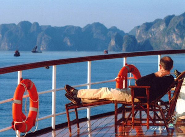 Sundeck rộng tới 350 m2, có lẽ trên đất liền, bạn sẽ khó có thể có những giây phút trải nghiệm như thế này! (Ảnh chụp sundeck tàu Emeuraude).