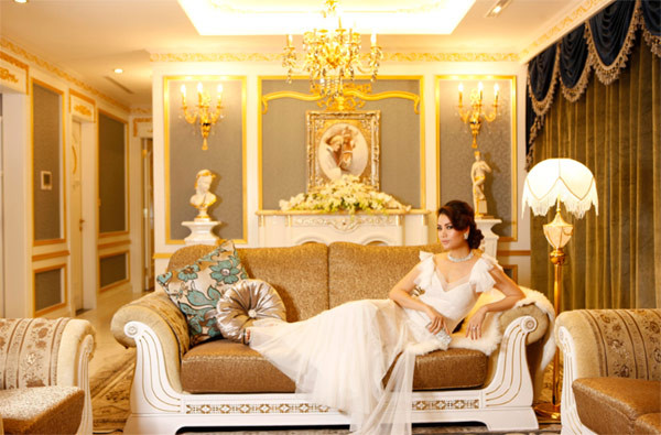 10 loại căn hộ điển hình tương ứng với 10 bộ sưu tập nội thất theo phong cách Hoàng gia cổ điển châu Âu, phong phú và đa dạng trong ý tưởng từ Imperial Palace Series (Đế chế Napoleon), Helen of Troy (Vẻ đẹp của nàng Hellen)...đến Zues Series (Uy quyền của Zues). 10 loại căn hộ điển hình tương ứng với 10 bộ sưu tập nội thất theo phong cách Hoàng gia cổ điển châu Âu, phong phú và đa dạng trong ý tưởng từ Imperial Palace Series (Đế chế Napoleon), Helen of Troy (Vẻ đẹp của nàng Hellen)...đến Zues Series (Uy quyền của Zues).