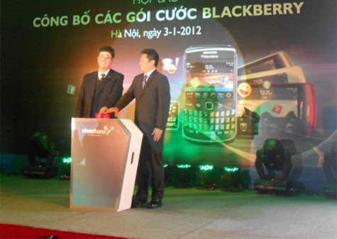 Chiều qua (3/1), Vinaphone và RIM đã chính thức bắt tay hợp tác, triển khai dịch vụ BlackBerry cho các thuê bao Vinaphone sử dụng máy điện thoại BlackBerry chính hãng. Chiều qua (3/1), Vinaphone và RIM đã chính thức bắt tay hợp tác, triển khai dịch vụ BlackBerry cho các thuê bao Vinaphone sử dụng máy điện thoại BlackBerry chính hãng.