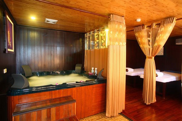 Đây là hình ảnh bể sục Jacuzzi - bồn tắm có nhiều ống xịt nước cực mạnh dùng trị bệnh đau lưng, nhức mỏi, thấp khớp tại con tàu siêu sang Victory Star.