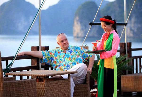 Nhân viên luôn phục vụ mọi lúc, mọi nơi (Ảnh chụp trên sundeck tàu Victory Star).