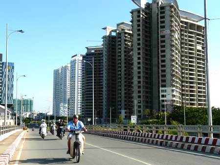 Sẽ cứu ai, bỏ ai và liệu Chính phủ có bao nhiêu tiền để mua lại các căn hộ giá rẻ trong khi thị trường BĐS rộng lớn như vậy? - Đó là các câu hỏi mà giới BĐS đã đặt ra sau đề án của Chính phủ. Sẽ cứu ai, bỏ ai và liệu Chính phủ có bao nhiêu tiền để mua lại các căn hộ giá rẻ trong khi thị trường BĐS rộng lớn như vậy? - Đó là các câu hỏi mà giới BĐS đã đặt ra sau đề án của Chính phủ.