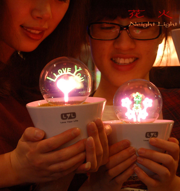 Neight lamp không chỉ đảm nhiệm vai trò của một chiếc đèn mà nó còn tô điểm thêm cho không gian của bạn một vẻ đẹp hài hòa của thiên nhiên, tạo nên cho bạn một nguồn cảm hứng trong công việc. Giá bán 180.000 đồng, tại quà Tặng Thú Vị Shop, Số 213 Hồ Tùng Mậu - Cầu Diễn- Từ Liêm -Hà Nội (Tel: 0943.217.688). Neight lamp không chỉ đảm nhiệm vai trò của một chiếc đèn mà nó còn tô điểm thêm cho không gian của bạn một vẻ đẹp hài hòa của thiên nhiên, tạo nên cho bạn một nguồn cảm hứng trong công việc. Giá bán 180.000 đồng, tại quà Tặng Thú Vị Shop, Số 213 Hồ Tùng Mậu - Cầu Diễn- Từ Liêm -Hà Nội (Tel: 0943.217.688).