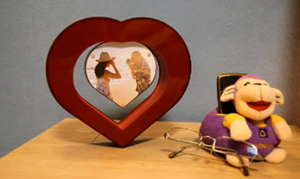 Khung hình đặc biệt với trái tim xoay tròn ở giữa, với sắc đỏ tươi tắn và hệ thống ánh sáng tuyệt vời sẽ giúp những tấm ảnh của bạn trở nên lung linh hơn. Tất cả là nhờ vào sự kết hợp chính xác giữa từ trường và điện trường. Chắc chắn rằng đây là 1 khung hình mà bạn sẽ không thể bỏ qua. Giá bán: 560,000 đồng tại Số 213 Hồ Tùng Mậu - Cầu Diễn- Từ Liêm -Hà Nội (Tel: 0943.217.688). Khung hình đặc biệt với trái tim xoay tròn ở giữa, với sắc đỏ tươi tắn và hệ thống ánh sáng tuyệt vời sẽ giúp những tấm ảnh của bạn trở nên lung linh hơn. Tất cả là nhờ vào sự kết hợp chính xác giữa từ trường và điện trường. Chắc chắn rằng đây là 1 khung hình mà bạn sẽ không thể bỏ qua. Giá bán: 560,000 đồng tại Số 213 Hồ Tùng Mậu - Cầu Diễn- Từ Liêm -Hà Nội (Tel: 0943.217.688).