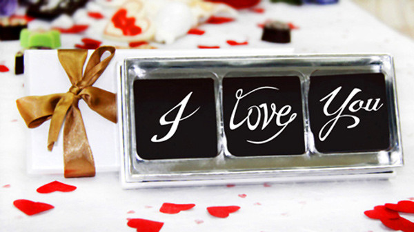 4. Chocolate "I love you" Dù rằng những sản phẩm công nghệ đắt tiền, những buổi dạ tiệc cao sang luôn hấp dẫn mọi người nhưng trong mùa lễ valentine, thứ không thể thiếu đó là Sôcôla. Chocolate Graphics này không chỉ có hương vị tuyệt hảo mà còn mang thông điệp ngọt ngào cho những người bạn yêu thương. 4. Chocolate "I love you" Dù rằng những sản phẩm công nghệ đắt tiền, những buổi dạ tiệc cao sang luôn hấp dẫn mọi người nhưng trong mùa lễ valentine, thứ không thể thiếu đó là Sôcôla. Chocolate Graphics này không chỉ có hương vị tuyệt hảo mà còn mang thông điệp ngọt ngào cho những người bạn yêu thương.