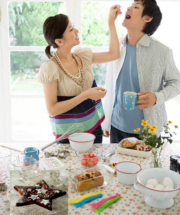 Ai đó sẽ cảm thấy thế nào nhỉ nếu như bạn dành cho họ một sự bất ngờ bằng một bữa sáng thú vị, với đĩa trứng rán hình trái tim ngộ nghĩnh và những ngôi sao may mắn? Chắc chắn là họ sẽ bị chinh phục bởi sự khéo tay và sáng tạo của bạn. Sản phẩm của Shop Đẹp&Độc (Số 06, ngõ 10 Ngọc Khánh, Ba Đình,HN, ĐT: 0902 519 566) với giá khuyến mại 60.000 đồng/chiếc. Ai đó sẽ cảm thấy thế nào nhỉ nếu như bạn dành cho họ một sự bất ngờ bằng một bữa sáng thú vị, với đĩa trứng rán hình trái tim ngộ nghĩnh và những ngôi sao may mắn? Chắc chắn là họ sẽ bị chinh phục bởi sự khéo tay và sáng tạo của bạn. Sản phẩm của Shop Đẹp&Độc (Số 06, ngõ 10 Ngọc Khánh, Ba Đình,HN, ĐT: 0902 519 566) với giá khuyến mại 60.000 đồng/chiếc.