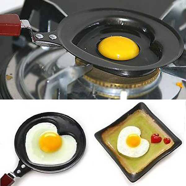 3. Chảo tình yêu Bộ sản phẩm này dùng để tráng trứng, làm bánh bột mỳ hình trái tim và ngôi sao xinh xắn. Đây là món quà rất ngộ nghĩnh dành tặng những cô nàng đảm đang, ưa thích công việc đầu bếp. 3. Chảo tình yêu Bộ sản phẩm này dùng để tráng trứng, làm bánh bột mỳ hình trái tim và ngôi sao xinh xắn. Đây là món quà rất ngộ nghĩnh dành tặng những cô nàng đảm đang, ưa thích công việc đầu bếp.