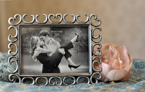 Ngoài ra, bạn nên “đầu tư” một chiếc máy ảnh, và chụp hai người mỗi lúc bên nhau. Thỉnh thoảng bạn rửa chúng và làm thành một album hoặc khung ảnh tặng nàng. Bạn sẽ không biết nàng bất ngờ thế nào đâu! Giá bán của một số loại khung ảnh “độc” như thế này giá trên thị trường khoảng trên dưới 100.000 đồng/chiếc. Ngoài ra, bạn nên “đầu tư” một chiếc máy ảnh, và chụp hai người mỗi lúc bên nhau. Thỉnh thoảng bạn rửa chúng và làm thành một album hoặc khung ảnh tặng nàng. Bạn sẽ không biết nàng bất ngờ thế nào đâu! Giá bán của một số loại khung ảnh “độc” như thế này giá trên thị trường khoảng trên dưới 100.000 đồng/chiếc.