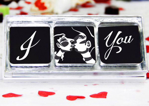 Mỗi mẫu thiết kế sẽ mang đậm phong cách riêng, thể hiện tình cảm nồng ấm của người tặng. Hộp 3 thanh chocolate được bán với giá 145.000 đồng tại văn phòng Cucre.vn ở tầng 9 toàn nhà Vân Hồ, 51 Lê Đại Hành, Hà Nội. Mỗi mẫu thiết kế sẽ mang đậm phong cách riêng, thể hiện tình cảm nồng ấm của người tặng. Hộp 3 thanh chocolate được bán với giá 145.000 đồng tại văn phòng Cucre.vn ở tầng 9 toàn nhà Vân Hồ, 51 Lê Đại Hành, Hà Nội.