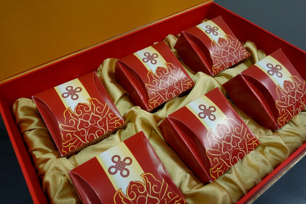 Mỗi hộp bánh bao gồm 6 chiếc bánh nhỏ: 2 nhân sen trắng, 2 nhân khoai môn, 1 nhân cốm và 1 nhân hạt dẻ. Mỗi hộp bánh bao gồm 6 chiếc bánh nhỏ: 2 nhân sen trắng, 2 nhân khoai môn, 1 nhân cốm và 1 nhân hạt dẻ.
