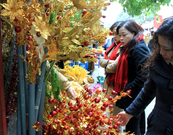 Tại phố Hàng Mã, nắm bắt nhu cầu của người dân mua đồ lễ, đồ vàng mã được bày bán khá phong phú, muôn hình vạn trạng từ nhà lầu xe hơi, xe máy cho đến…xe đạp điện, từ điện thoại bàn cho đến iPhone. Theo ghi nhận chung, giá cả vàng mã đắt gấp đôi so với ngày thường (Ảnh: Petrotimes).