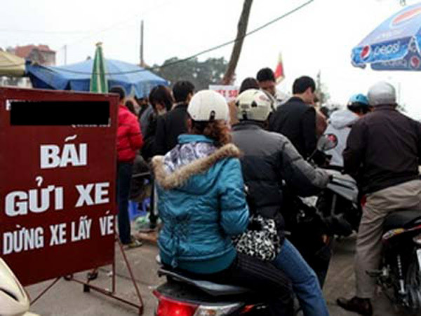 Nhiều người đi lễ chùa, hoặc vào các điểm tham quan đông người đã không khỏi phải bất bình khi một số điểm trông giữ xe tư nhân (tự phát) đã thu tiền giữ xe máy quá cao (trung bình là 20.000 đồng/xe, thậm chí lên tới 30.000 đồng/xe máy). Không chỉ ở các điểm trông xe tự phát mà ngay tại các điểm giữ xe ở ngoài cửa Văn Miếu-Quốc Tử Giám người ta cũng ngang nhiên thu 20.000 đồng/xe máy. (Ảnh minh họa)