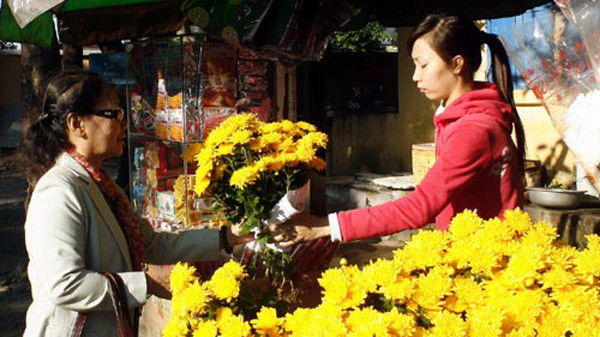 Bên cạnh mặt hàng vàng mã, thị trường hoa tươi những ngày sau Tết cũng trở nên đắt khách hơn bao giờ hết. Đầu năm mới, ai cũng muốn có những bình hoa mới để cắm trên bàn thờ và phòng khách vừa mang tính tâm linh vừa trang hoàng cho nhà cửa thêm đẹp đẽ, tươi mới. Vì vậy, giá cả các loại hoa cũng đắt hơn so với ngày thường. (Ảnh: VOV)