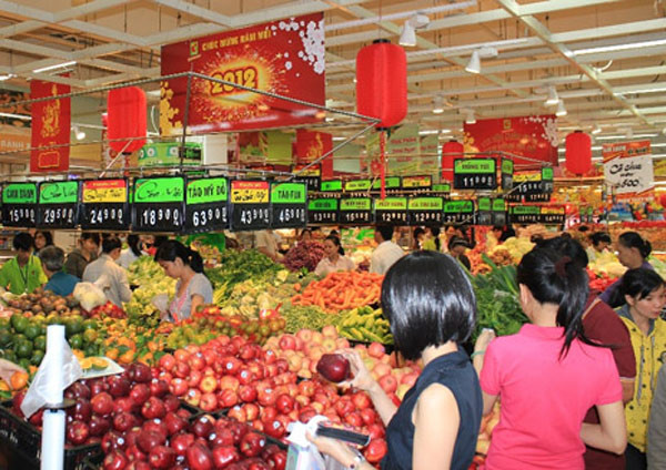 Từ sáng mùng 2 Tết, các chợ lẻ và một số siêu thị trên địa bàn Hà Nội, TP.HCM đã hoạt động trở lại. Tuy nhiên, sức mua chủ yếu tập trung chủ yếu vào nhóm hàng tươi sống, rau củ quả, nước ngọt, bia... do nhiều gia đình tổ chức ăn tiệc, họp mặt đầu năm...