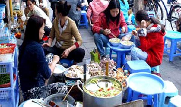 Các dịch vụ “ăn theo” ngày Tết như trông giữ xe, rửa xe, bún riêu bún ốc vỉa hè... được dịp tăng giá vô tội vạ để "chặt chém" khách du Xuân. Không ít quán ăn vỉa hè ở phố Huế, Hàm Long, Lê Văn Hưu, Khu Kim Liên, ngõ Cấm Chỉ... (Hà Nội) đều tăng giá bán cao hơn 2 lần so với ngày thường, thậm chí còn có nơi còn hơn.