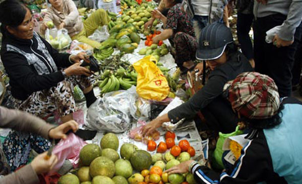 Mặc dù nhiều tiểu thương còn nghỉ Tết, lượng hàng về chợ giảm, tuy nhiên, theo ghi nhận của nhóm phóng viên vov, sức mua tại các chợ có tăng nhẹ, đặc biệt là ở những mặt hàng thịt gà, tôm, cá thác lác, rau củ quả...