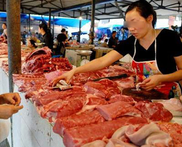 Giá cả cũng tăng tương đối cao, nếu ngày thường thịt lợn dao động từ 100.000 -120.000 đồng/kg thì trong ngày mùng 2 Tết tăng trung bình từ 150.000 - 80.000 đồng/kg. Giá gà thả vườn 150.000-170.000 đồng/kg, tăng 20-30 nghìn đồng/kg so với trước Tết.