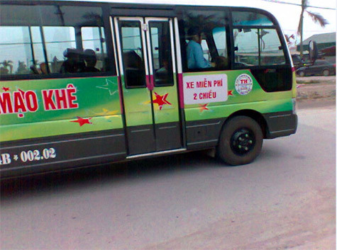 Chuyến xe buýt miễn phí đi từ siêu thị BigC về Mạo Khê, có những hành động kỳ quặc: Cho khách và hàng hóa mua tại BigC lên xe còn một chiếc túi xách nhỏ mang theo người thì phải gửi lại siêu thị.