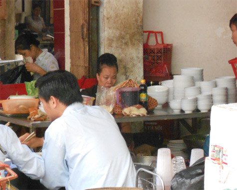 Không như quán "bún mắng" trong chợ Ngô Sỹ Liên, tour guide Trần Quốc Hưng chia sẻ: "...ở Thái Lan, Trung Quốc, Malaysia - những quốc gia tạm gọi là có dịch vụ khá tương đồng với nước ta, chúng tôi chưa bao giờ bị người bán hàng mắng, chửi".