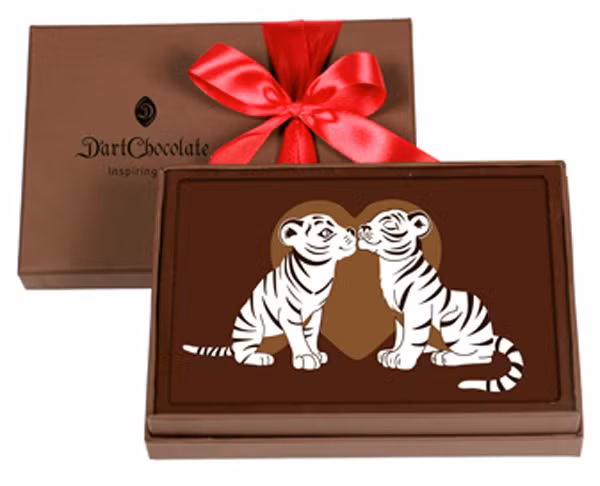 Đến các showroom của D’Art Chocolate, bạn có thể yêu cầu chủ cửa hàng in những hình ảnh valentine ngộ nghĩnh với những thiết kế sáng tạo chỉ của riêng bạn. Ví dụ như hình ảnh 2 chú hổ con theo tuổi của một đôi bạn trẻ như thế này! (Có nhiều mức giá để bạn lựa chọn, từ 45.000 đến 480.000/ hộp. Hotline liên hệ làm phân phối dịp Valentine: 08 6253 6666, Hotline bán lẻ: 08 6269 3333 (Tp.HCM) - 04 6268 3132 (HN).