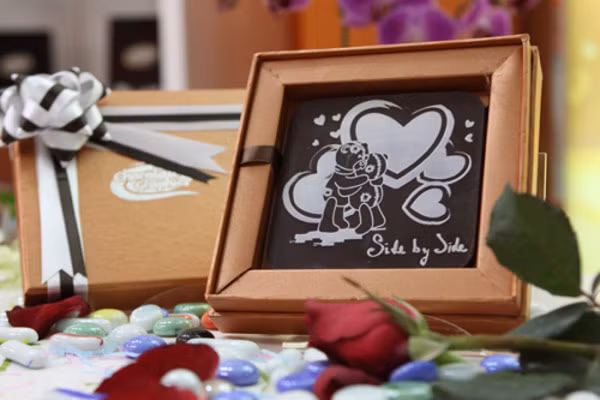 Có lẽ người ấy sẽ rất cảm động khi bạn tặng một hộp quà như thế này: thanh chocolate hình trái tim và dòng chữ “side by side” cùng hình ảnh một cái ôm rất chặt như thay lời muốn nói. (Giá sản phẩm: 145.000 đồng, có tại tầng 7, tòa nhà Vân Hồ, số 51 Lê Đại Hành, Hai Bà Trưng, HN, 04.3978.5163)