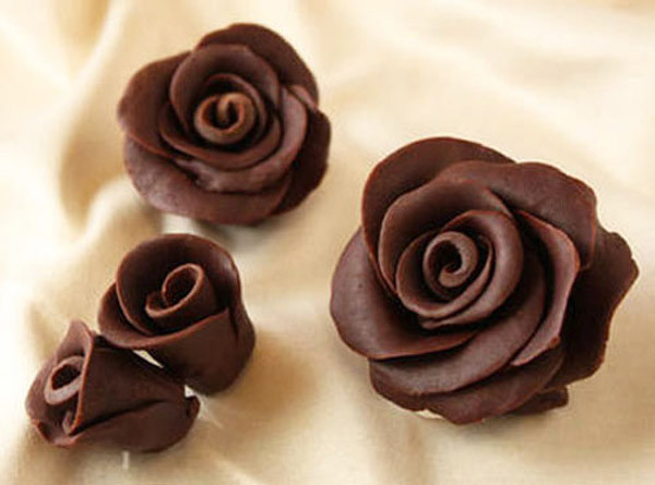 Với những bạn gái khéo léo, cùng những nguyên liệu chocolate dễ tìm, dễ mua, bạn có thể tự mình tạo ra những bông hồng tuyệt đẹp từ chocolate khiến “người nhận” khó lòng mà không "chao đảo”. (Ảnh: kenh14) Với những bạn gái khéo léo, cùng những nguyên liệu chocolate dễ tìm, dễ mua, bạn có thể tự mình tạo ra những bông hồng tuyệt đẹp từ chocolate khiến “người nhận” khó lòng mà không "chao đảo”. (Ảnh: kenh14)