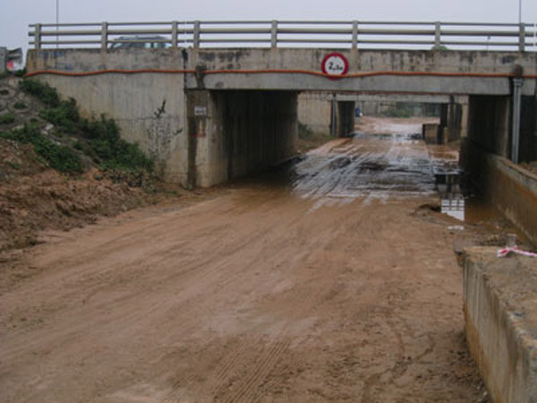 4. Sự cố vỡ đường ống dẫn nước sạch trên Đại lộ Thăng Long Sáng 4/2, đã xảy ra sự cố trên đại lộ Thăng Long thuộc địa phận xã An Khánh, huyện Hoài Đức, Hà Nội khi đường ống dẫn nước từ Nhà máy nước Sông Đà tại Hòa Bình về Hà Nội của Tổng công ty cổ phần Xuất nhập khẩu và xây dựng VN (Vinaconex) bị vỡ. Do đường ống lắp đặt trong dải phân cách giữa làn ôtô với làn đường đô thị phía ngoài nên sự cố làm nước tuôn xối xả khoét sâu vào taluy nền đường tạo thành một hố lớn có đường kính khoảng 3,5m, sâu hơn 2,5m. Bên cạnh đó, lượng nước thoát ra từ đường ống đã làm ngập hai hầm chui dân sinh số 5 và 6 trên đại lộ khiến việc đi lại khó khăn do dòng nước cuốn theo cả bùn đất vào đường hầm. (Ảnh: Hanoimoi)