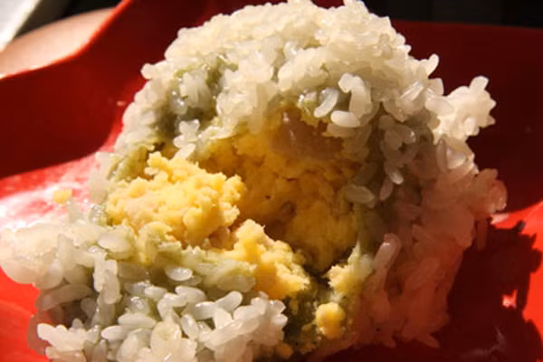 5. Bánh khúc Bánh khúc có ở nhiều miền quê vùng Đồng bằng Bắc Bộ nhưng mỗi miền lại có vị đặc trưng riêng. Ở thành phố cũng không phải khó kiếm. Người Hà Nội vẫn quen dùng bánh khúc Ngoại Hoàng (Hà Tây cũ) hay tìm đến bánh khúc Cầu Gỗ vừa thưởng thức bánh, vừa uống trà nóng trong cái se lạnh của phố phường.