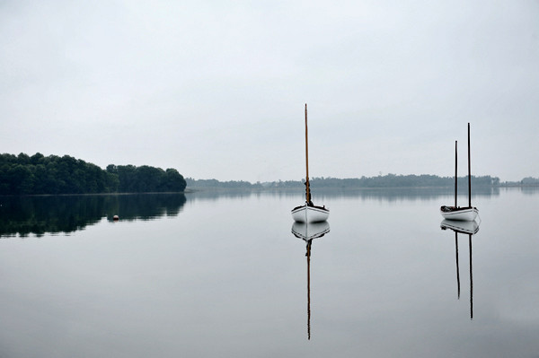 Thuyền buồm Flamingo mang tên quốc tế Alaska và Myst với vẻ đẹp lãng mạn, sang trọng và có tính ổn định cao. Cả hai loại thuyền được thiết kế theo dáng dấp cổ điển châu Âu, có chút dấu ấn của những con thuyền Địa Trung Hải, còn lá buồm vát thiết kế theo kiểu Ba Tư mang nhãn hiệu D.H. Kurylko Yacht Design. Thuyền buồm Flamingo mang tên quốc tế Alaska và Myst với vẻ đẹp lãng mạn, sang trọng và có tính ổn định cao. Cả hai loại thuyền được thiết kế theo dáng dấp cổ điển châu Âu, có chút dấu ấn của những con thuyền Địa Trung Hải, còn lá buồm vát thiết kế theo kiểu Ba Tư mang nhãn hiệu D.H. Kurylko Yacht Design.